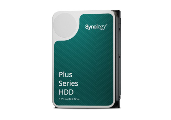 Foto Synology lanza DS223j, la última solución para mejorar la gestión de archivos, junto a los discos duros HAT3300 de la serie Plus.